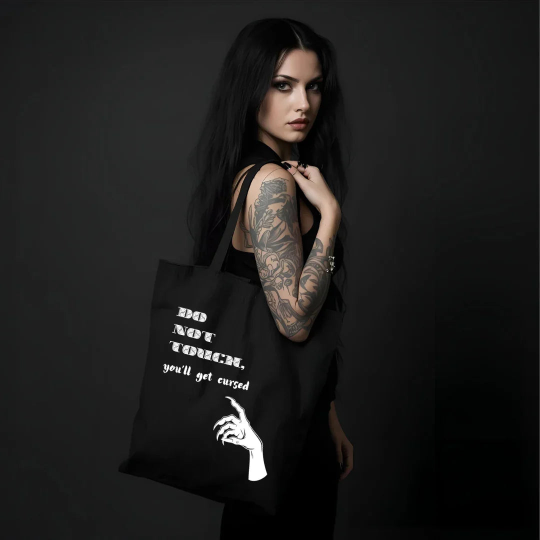 Schwarze Tote Bag mit Cursed Warnung - Do Not Touch You'll Get Cursed Aufdruck